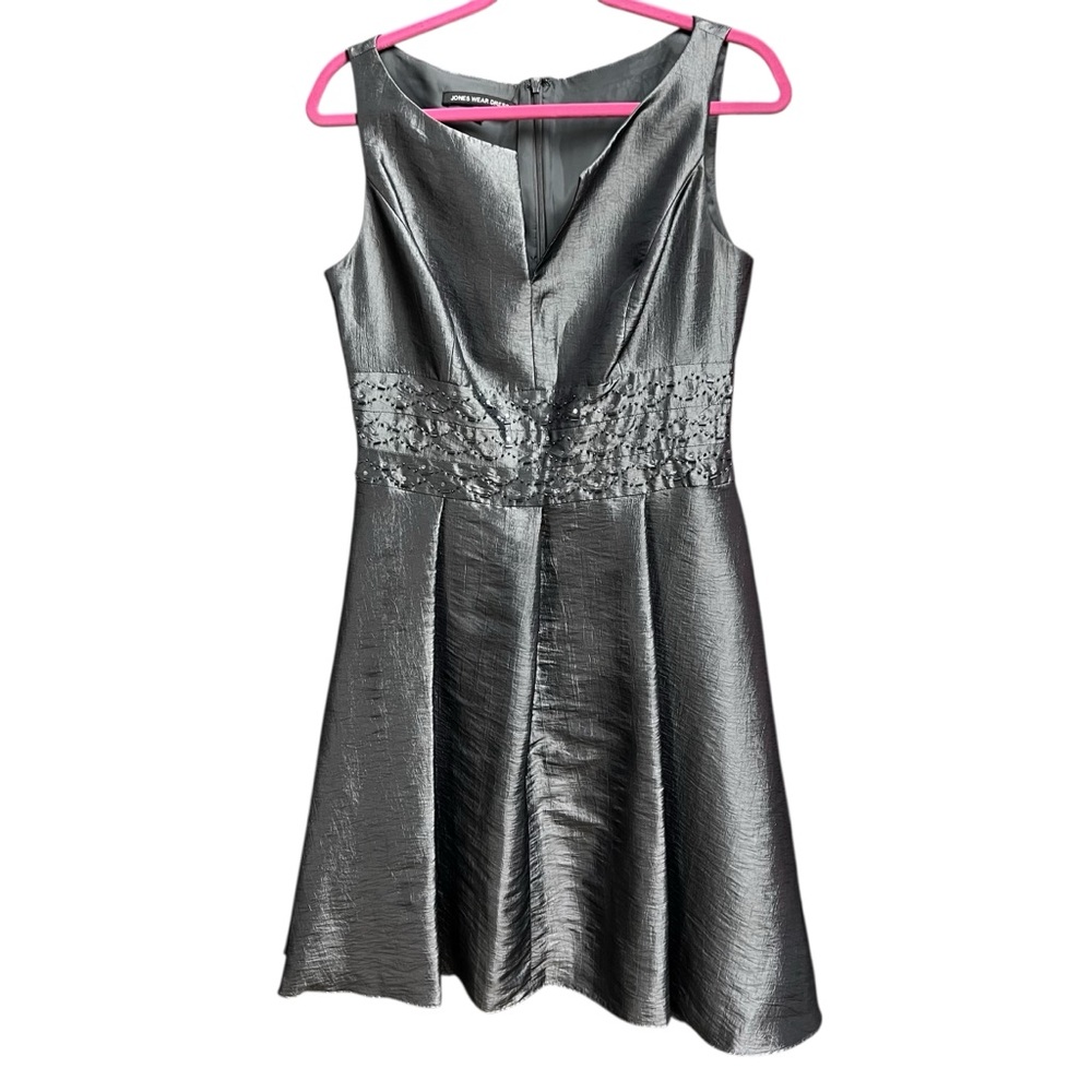 Jones Wear Elegant Silver Sleeveless cocktail Dress